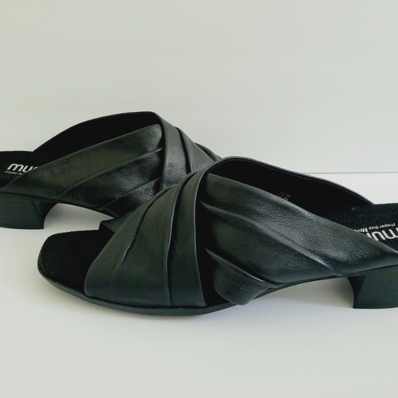 Munro Lee Slide Sandal Black Lamb Leather Size 7 - Picture 2 of 5